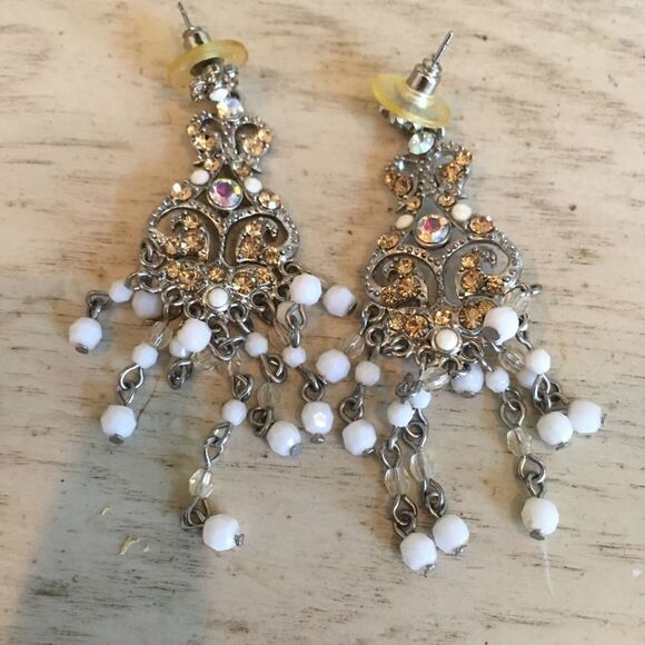 GORGEOUS WHITE and light gold beaded earrings! - Picture 1 of 3